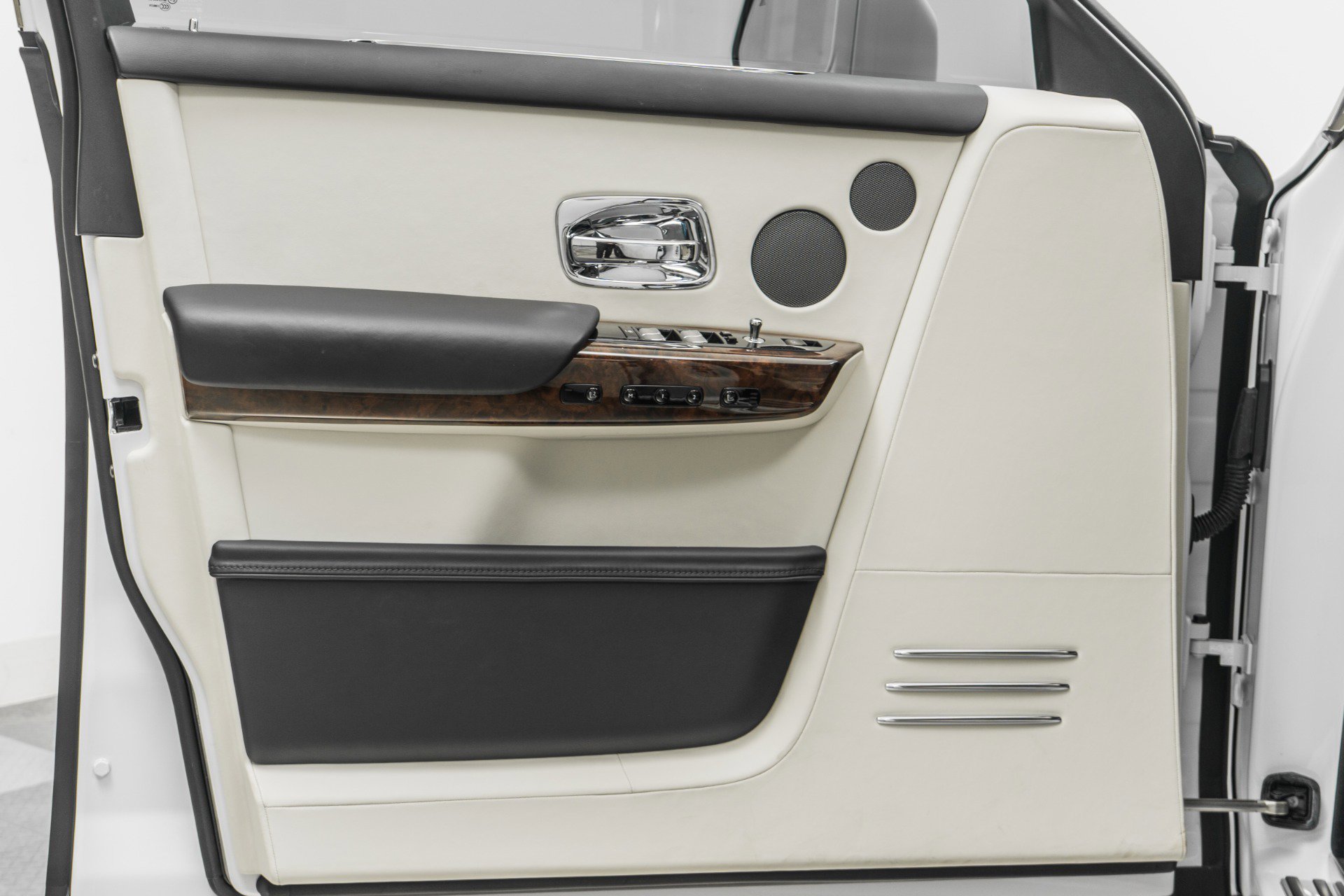 Used 2023 Rolls-Royce Phantom Sedan image 42