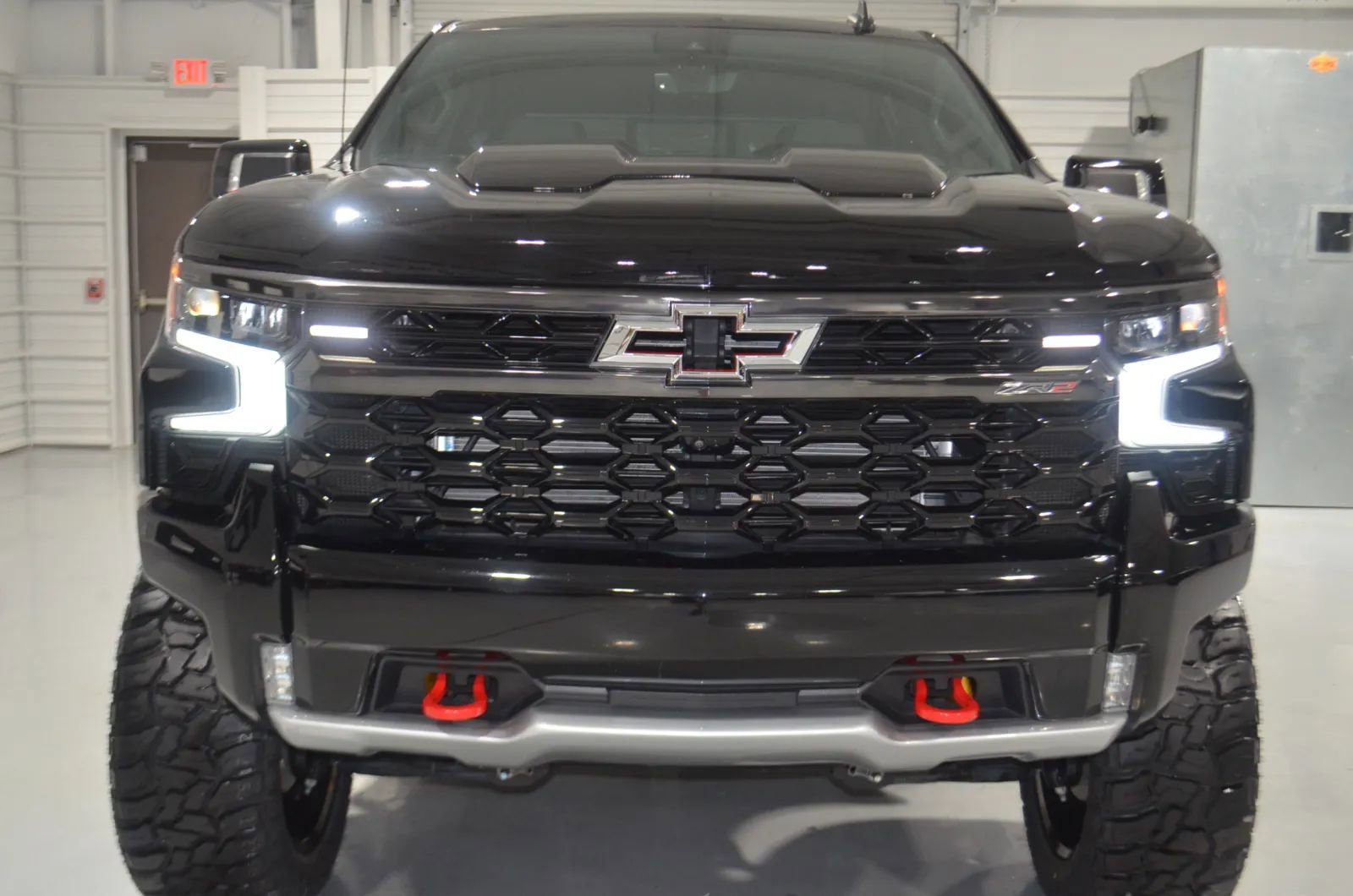 Used 2023 Chevrolet Silverado 1500 ZR2 w/ Technology Package AWD/4WD image 2