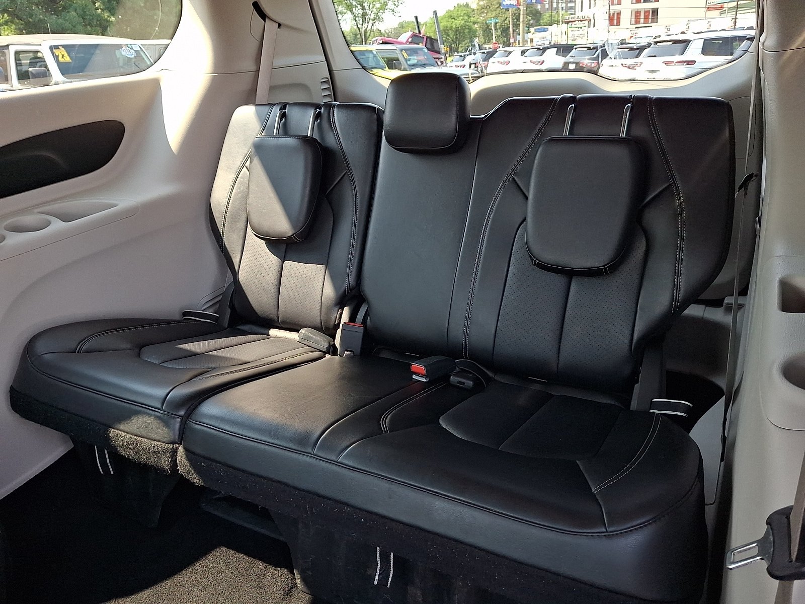 Used 2024 Chrysler Pacifica Touring-L FWD image 7