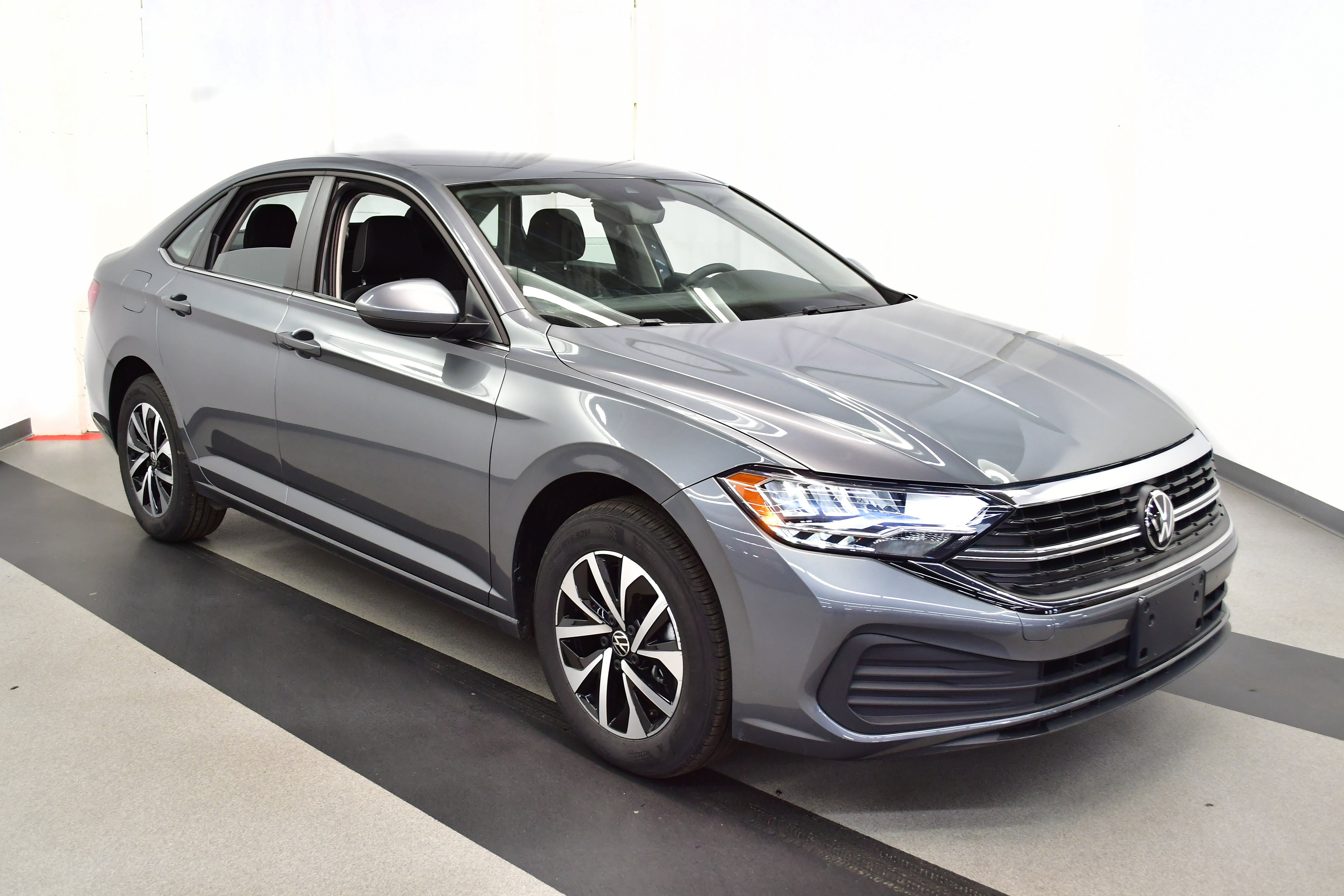 Used 2024 Volkswagen Jetta S image 2