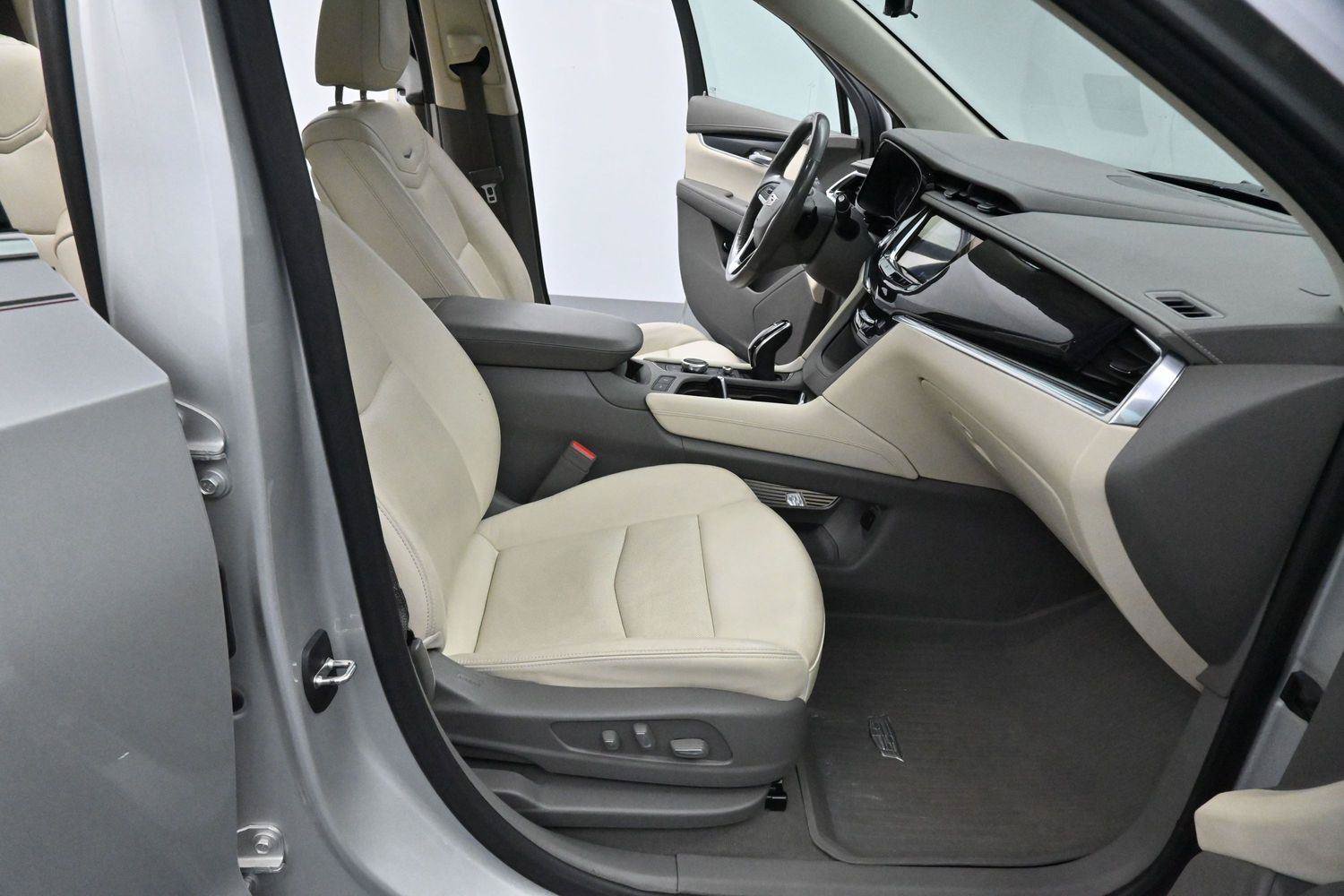 Used 2020 Cadillac XT6 Premium Luxury AWD/4WD image 34