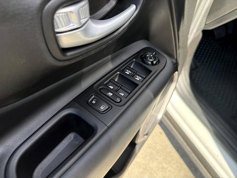 Used 2023 Jeep Renegade Latitude w/ Premium Group image 10