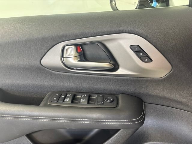 Used 2025 Chrysler Pacifica Select FWD image 14