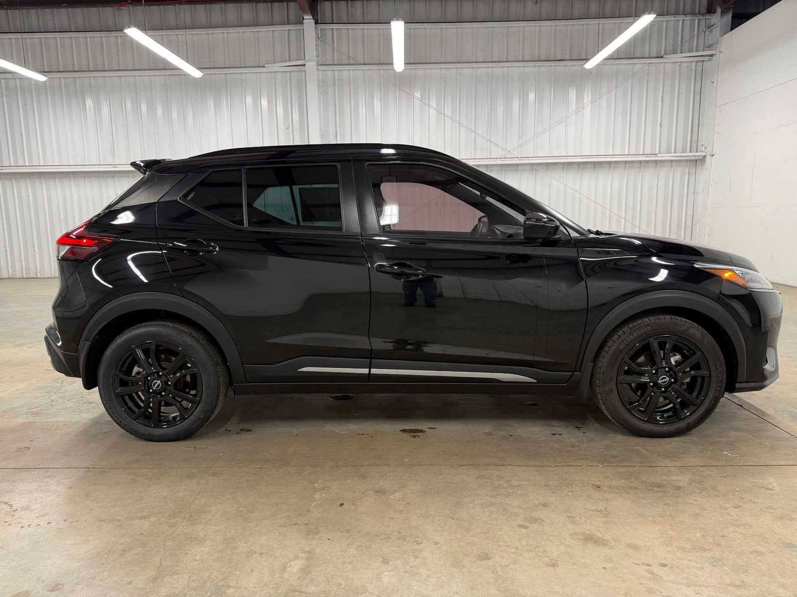 Used 2024 Nissan Kicks SR w/ SR Premium Package FWD image 5