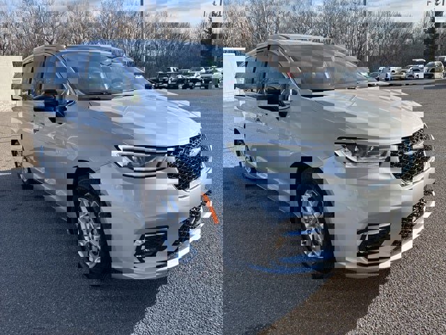 Used 2024 Chrysler Pacifica Touring-L image 3