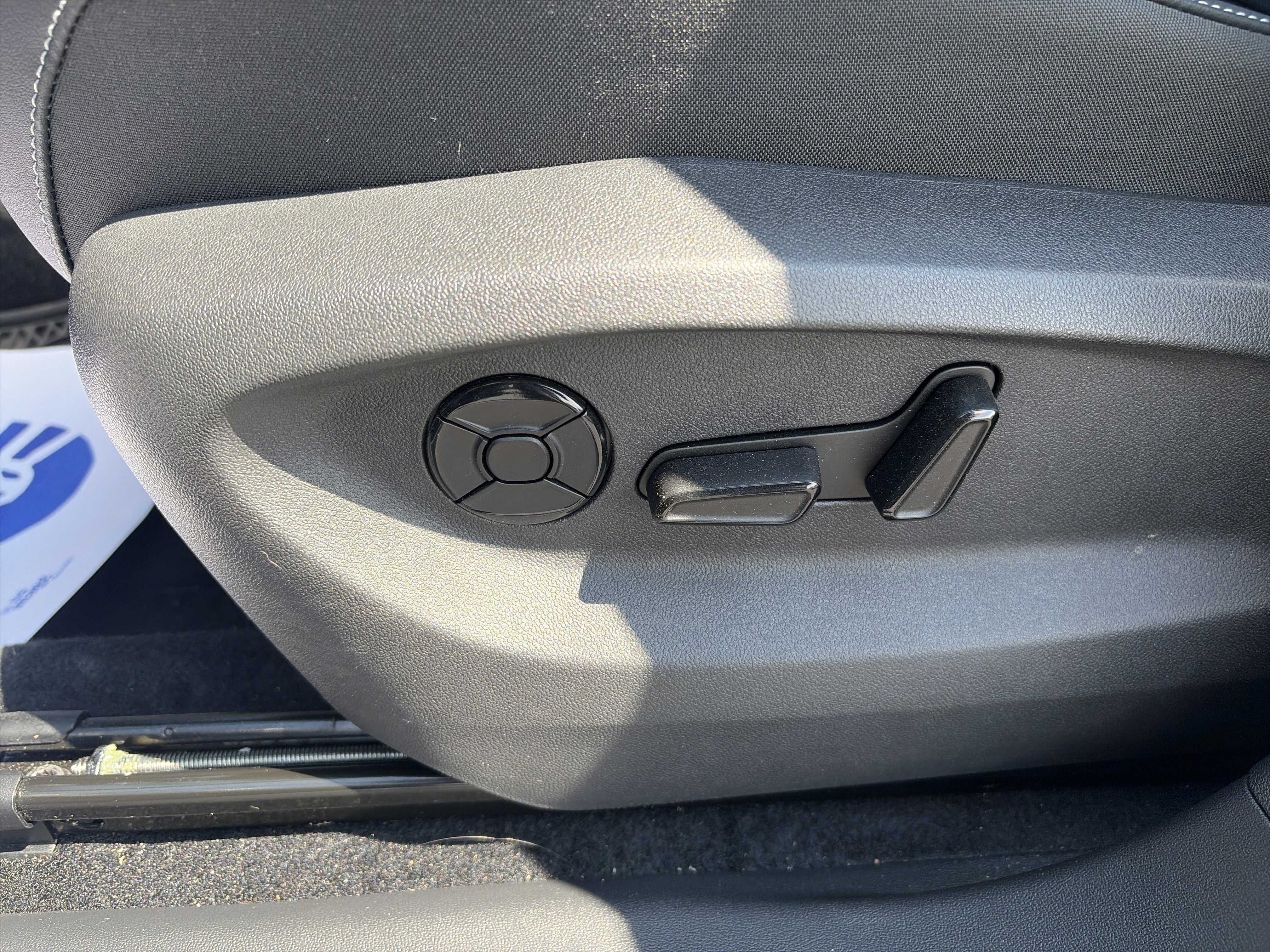 Used 2025 Volkswagen Tiguan SE R-Line AWD/4WD image 23