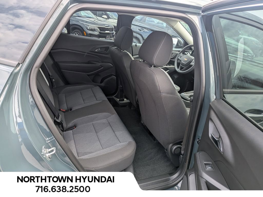 Used 2025 Chevrolet Trax LS image 31