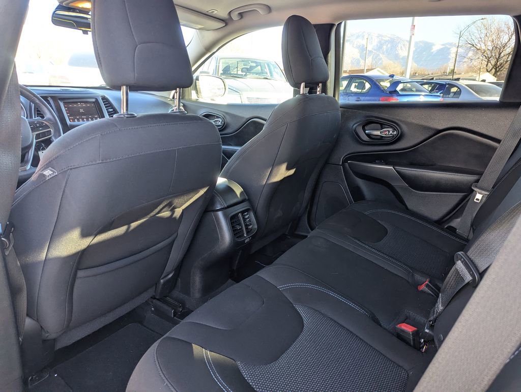 Used 2019 Jeep Cherokee Latitude w/ Popular Appearance Group FWD image 28