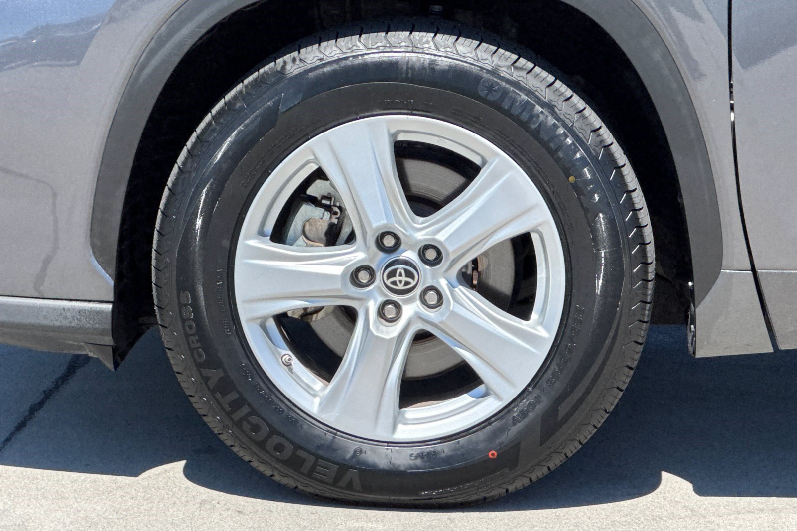 Used 2021 Toyota Highlander LE FWD image 13