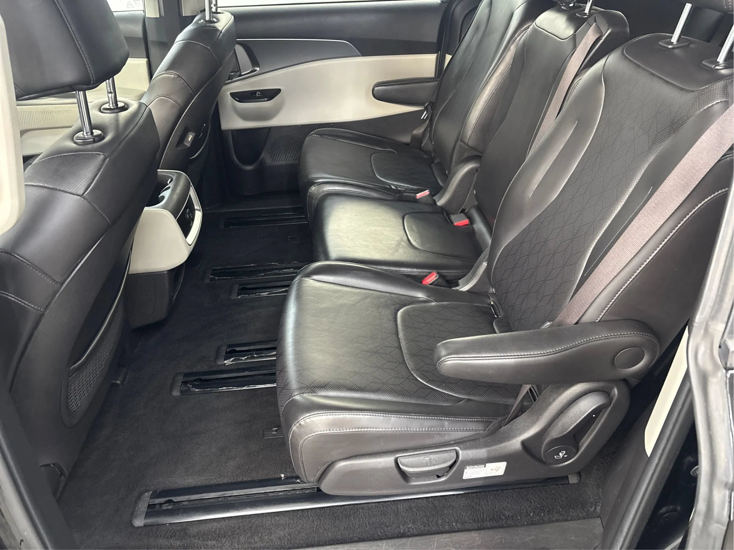 Used 2022 Kia Carnival LX FWD image 14