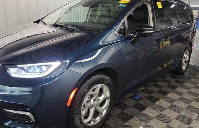 Used 2024 Chrysler Pacifica Limited FWD image 11