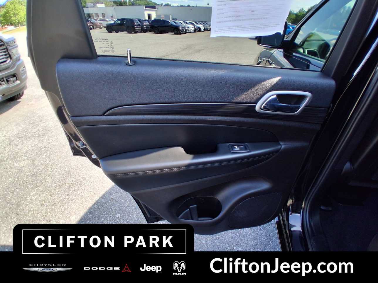 Used 2021 Jeep Grand Cherokee Laredo X AWD/4WD image 12