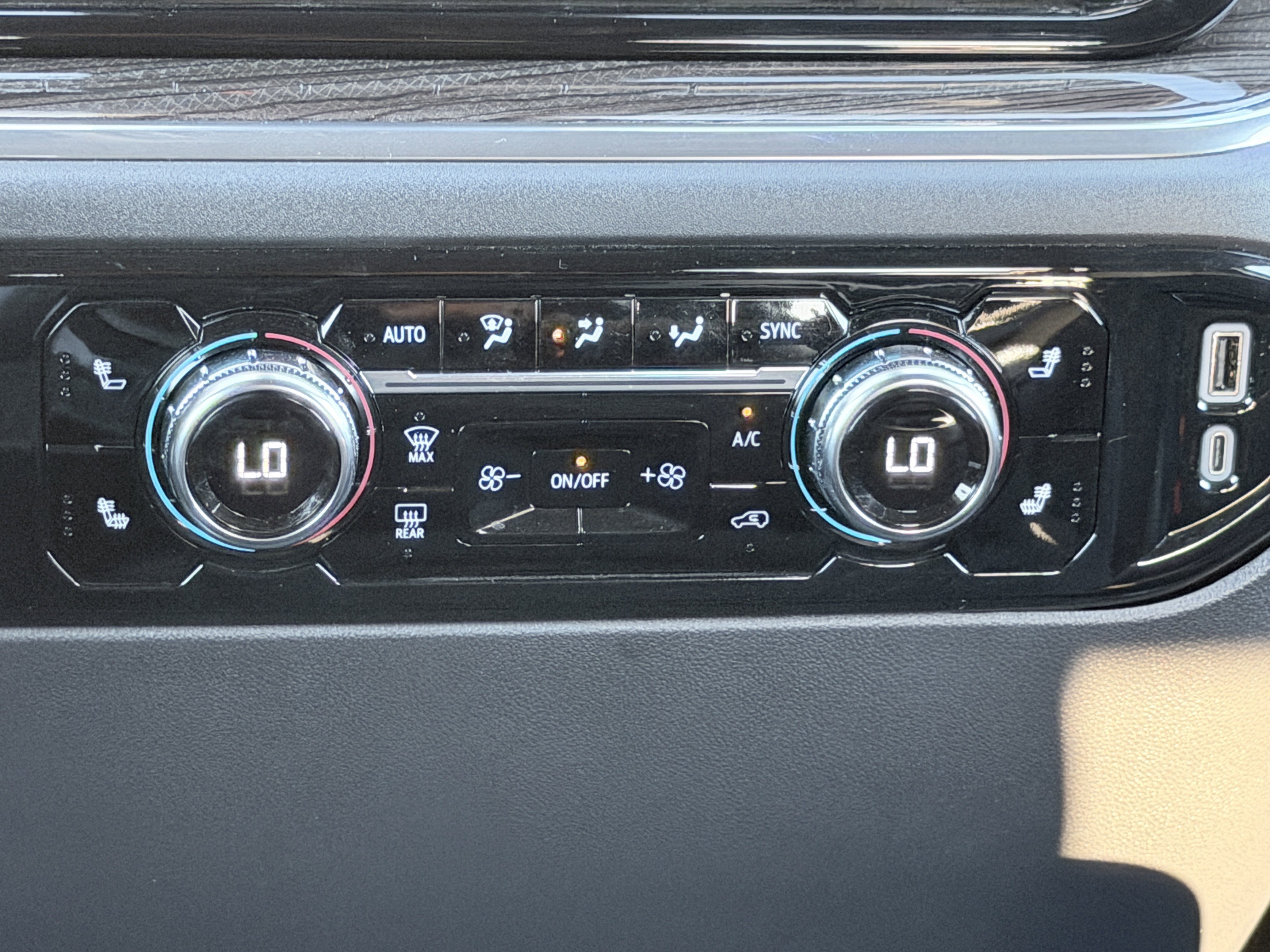 Used 2024 GMC Sierra 1500 Elevation image 25