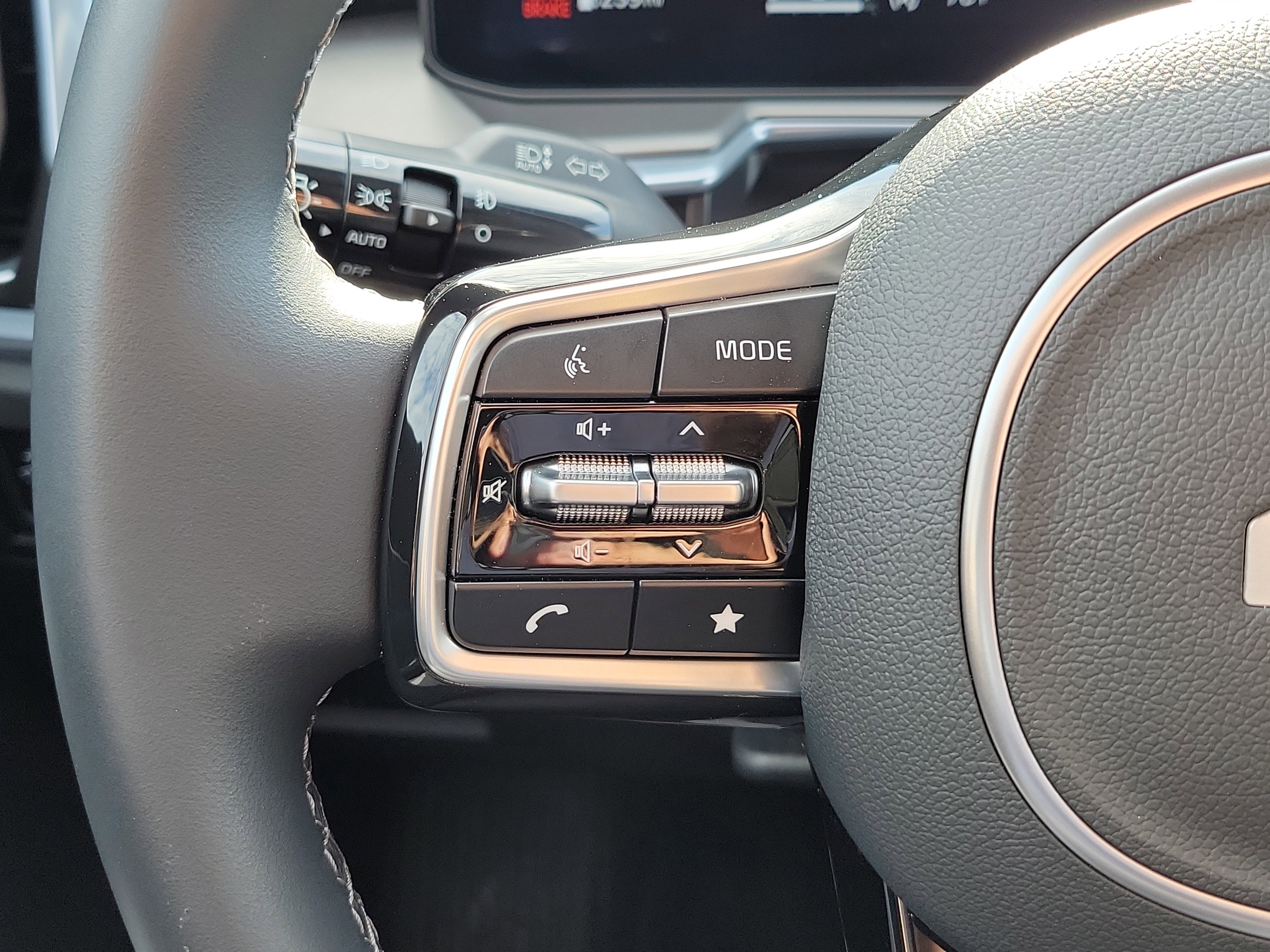 Used 2025 Kia Sorento SX image 28