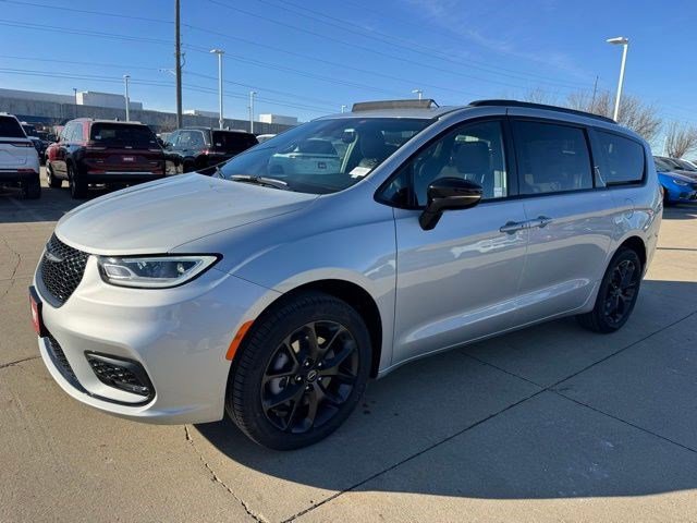 New 2026 Chrysler Pacifica Limited w/ S Appearance Package image 3