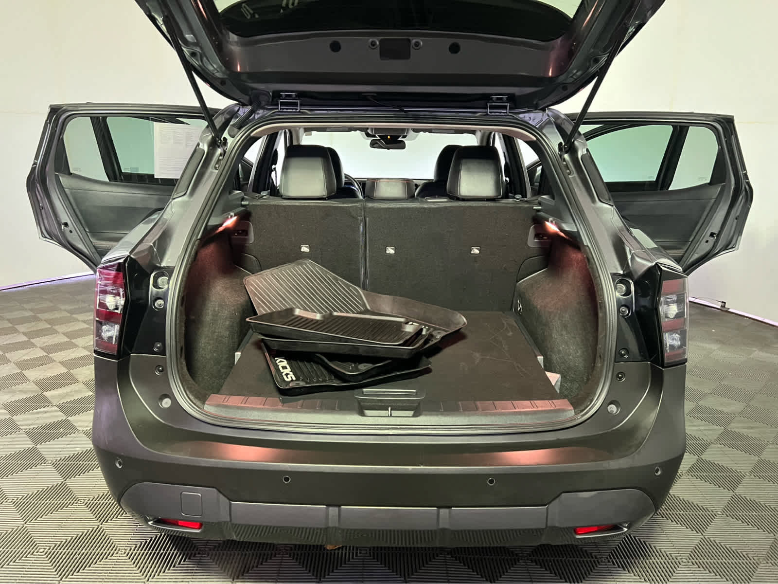 Certified 2025 Nissan Kicks SR FWD image 24