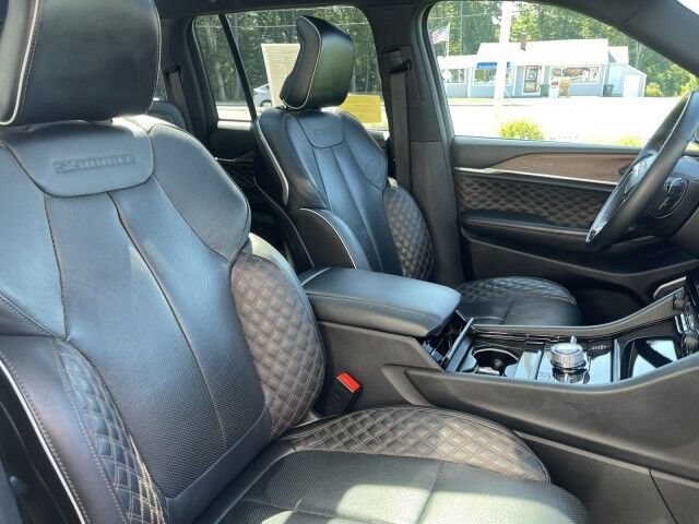 Used 2025 Jeep Grand Cherokee Summit w/ Obsidian Package AWD/4WD image 10