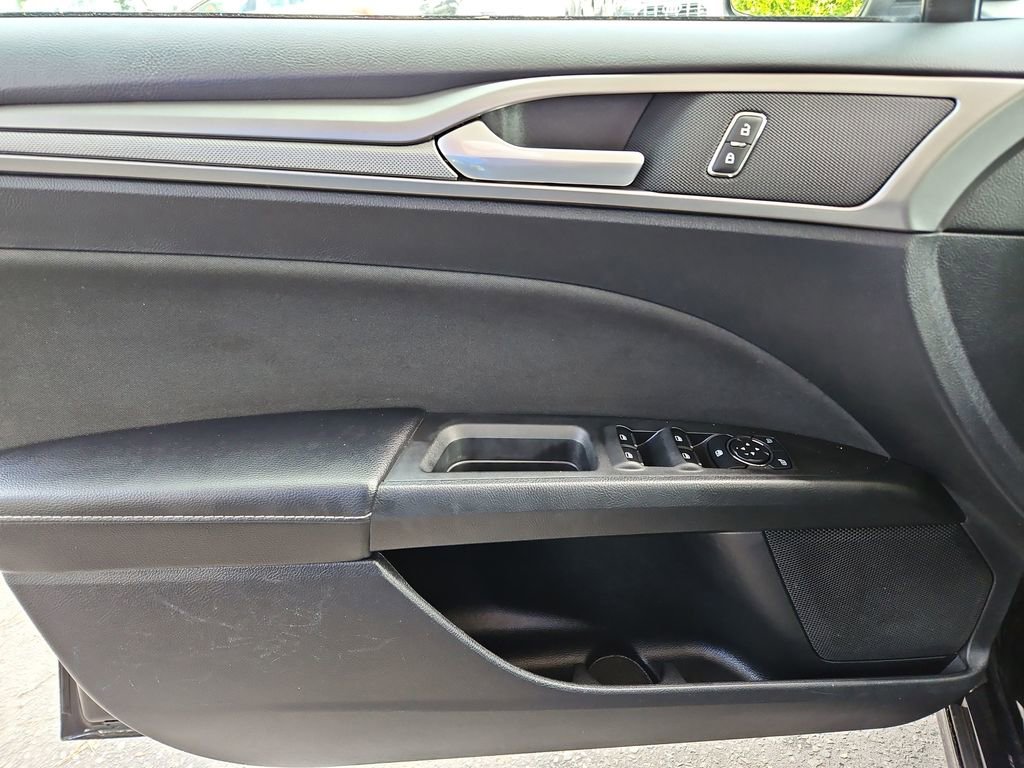 Used 2019 Ford Fusion SE FWD image 24