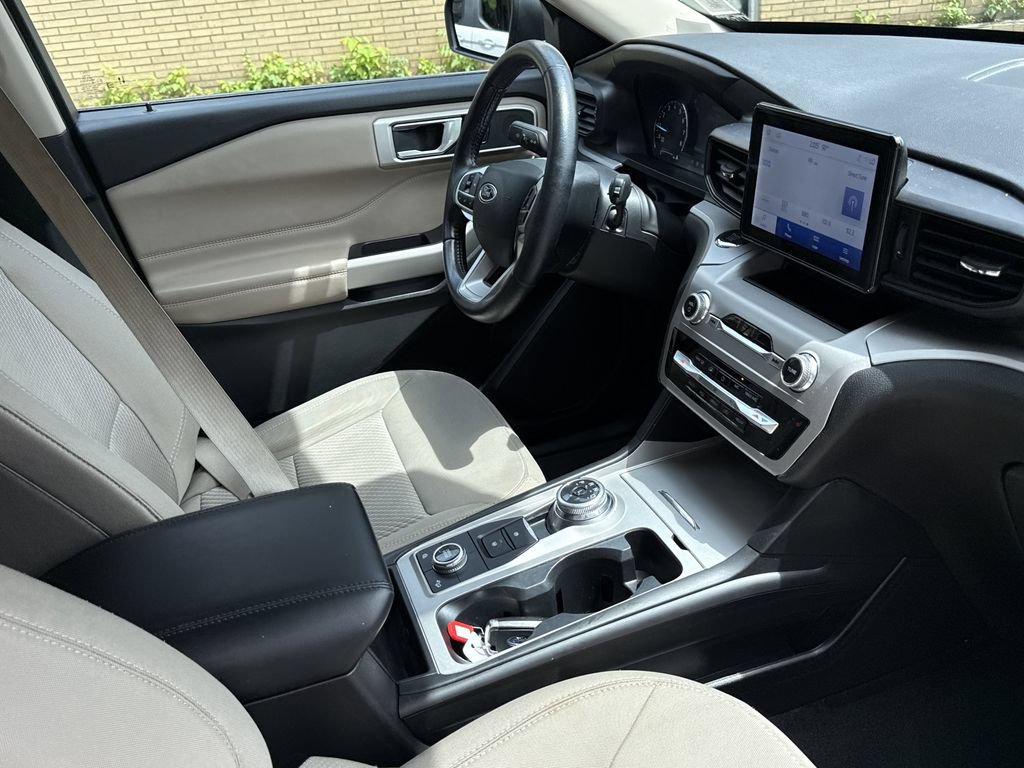 Used 2023 Ford Explorer XLT AWD/4WD image 37