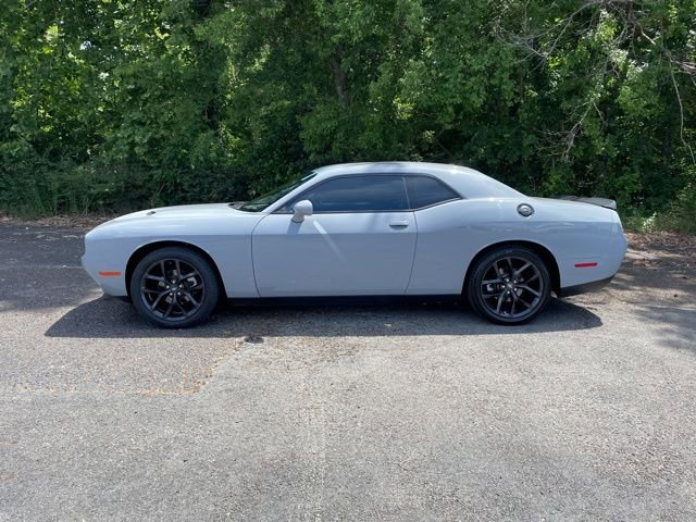 Used 2021 Dodge Challenger SXT w/ Driver Convenience Group RWD image 2
