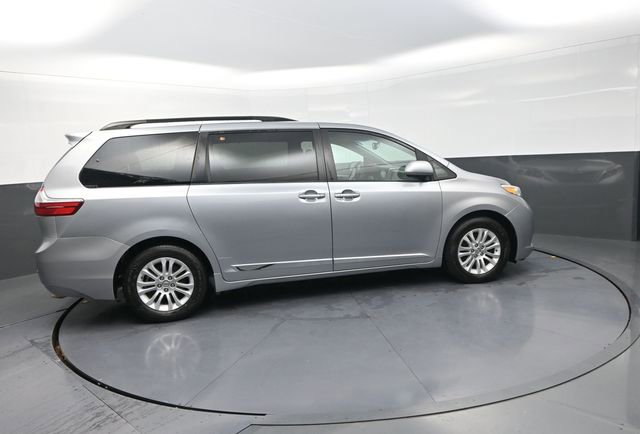 Used 2015 Toyota Sienna XLE w/ XLE Navigation Package image 9