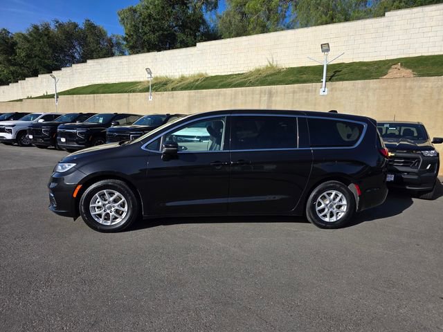 Used 2023 Chrysler Pacifica Touring-L image 4