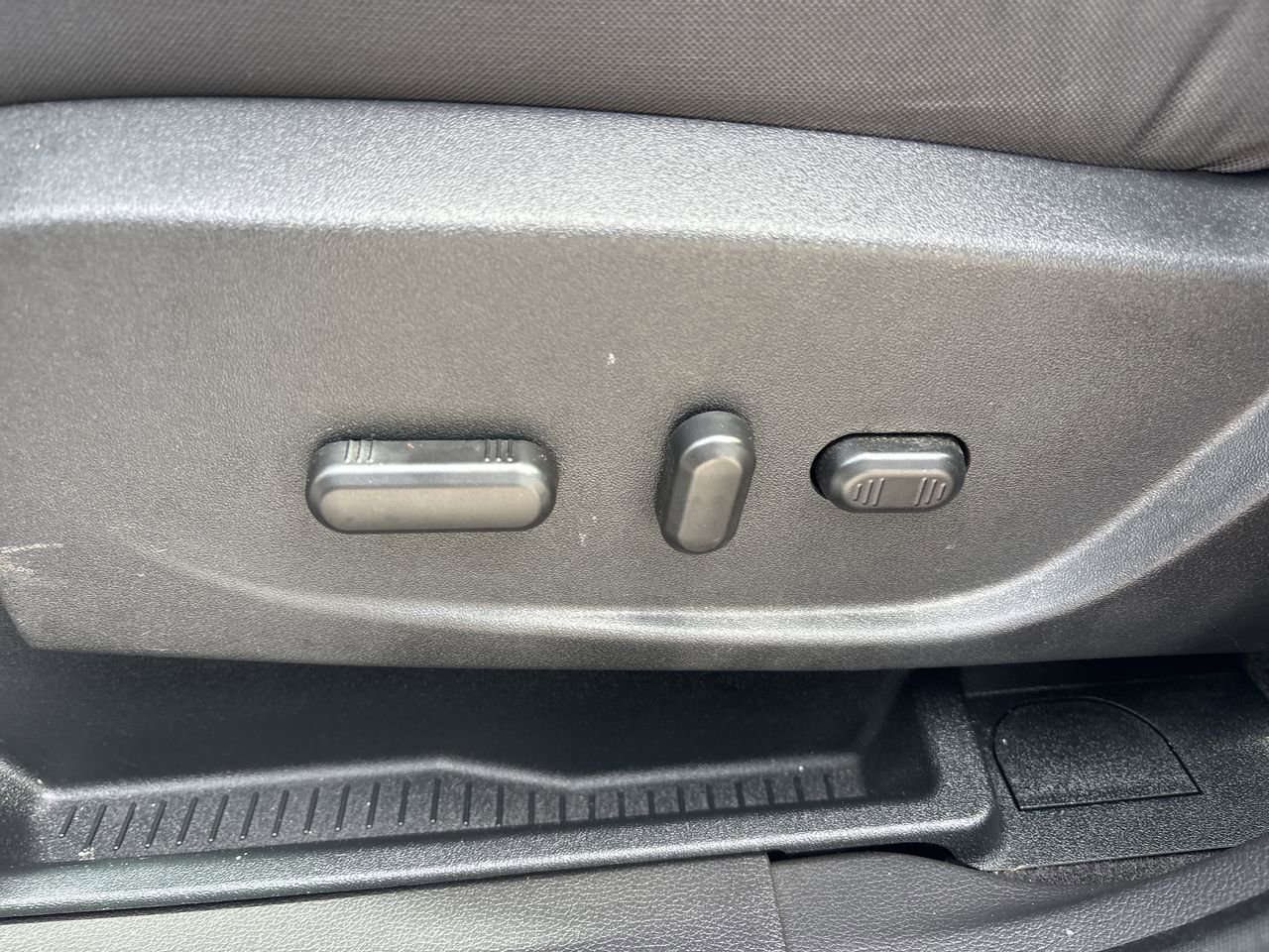 Used 2017 Ford C-MAX Energi SE image 19