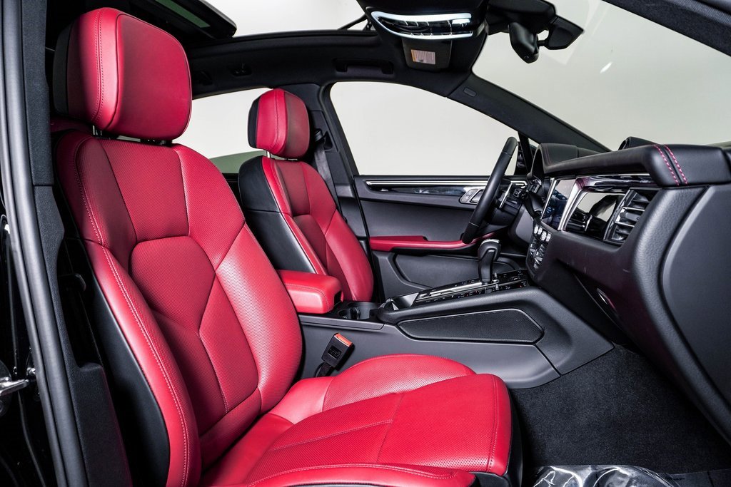 Certified 2025 Porsche Macan image 15