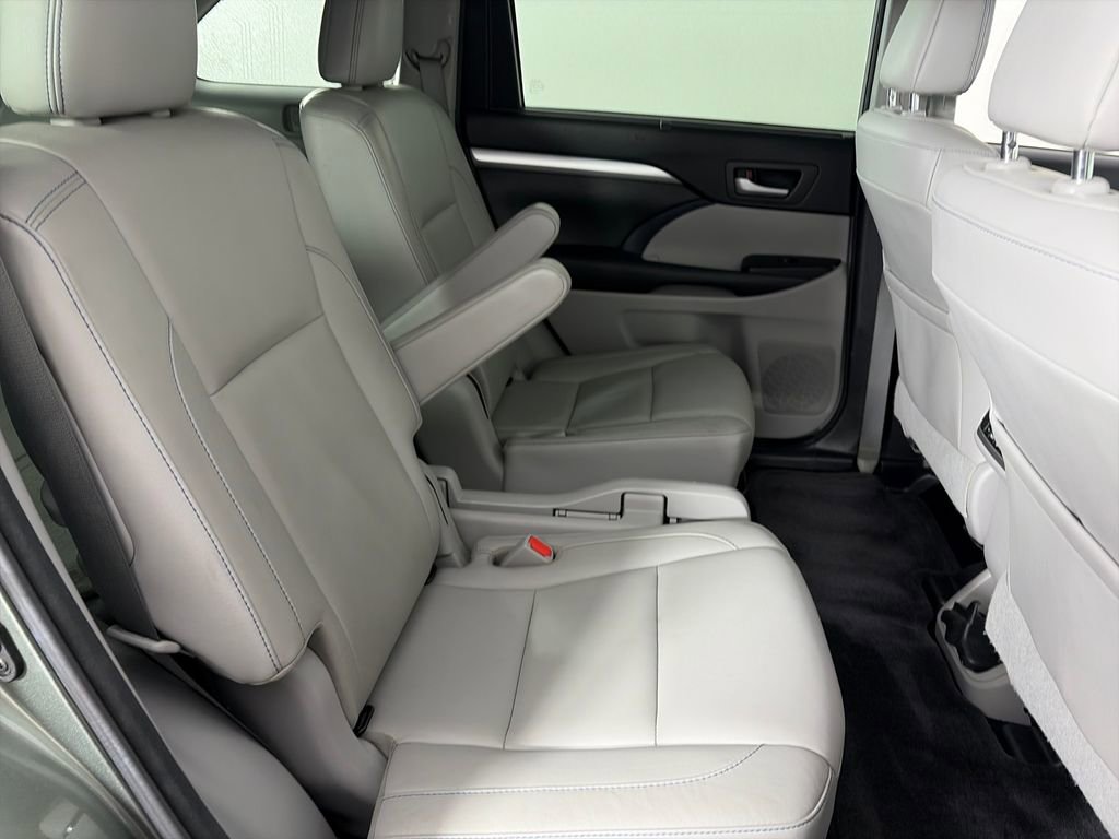 Used 2017 Toyota Highlander XLE w/ Carpet Mat Package AWD/4WD image 29