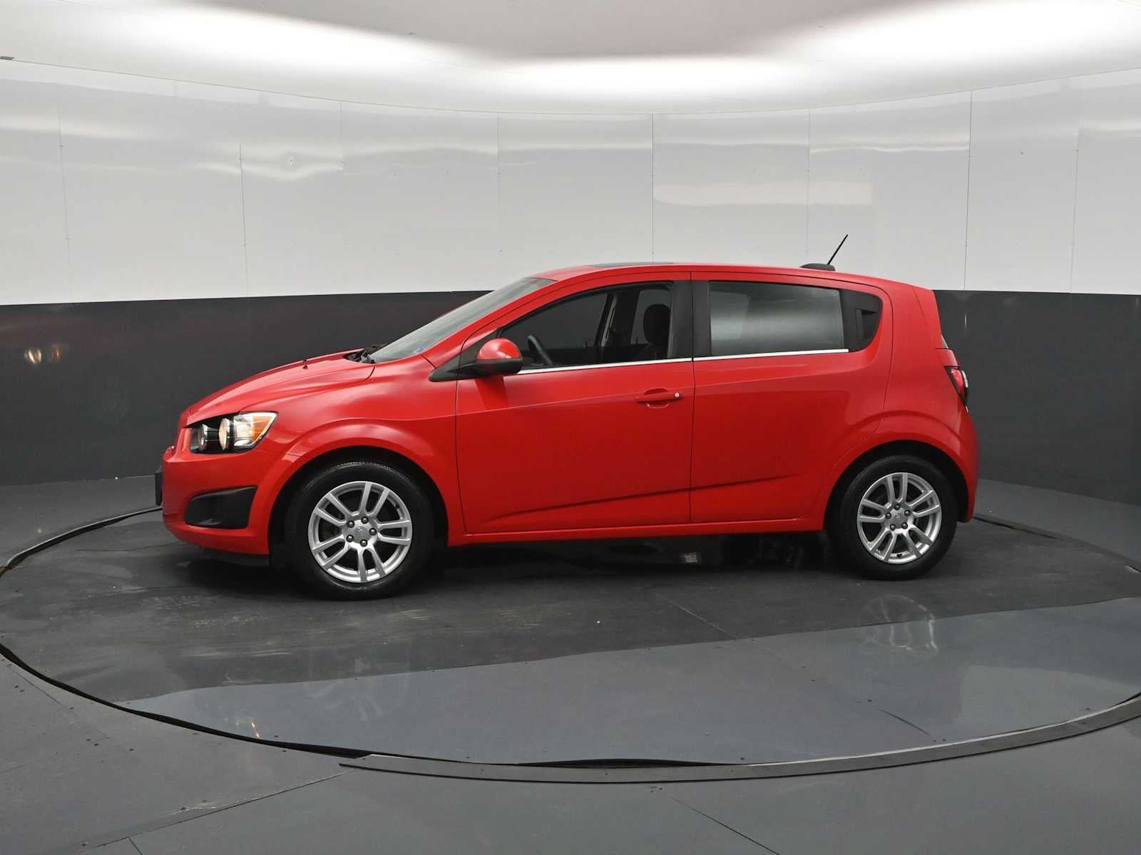 Used 2015 Chevrolet Sonic LT w/ Fun and Sun Package FWD image 4