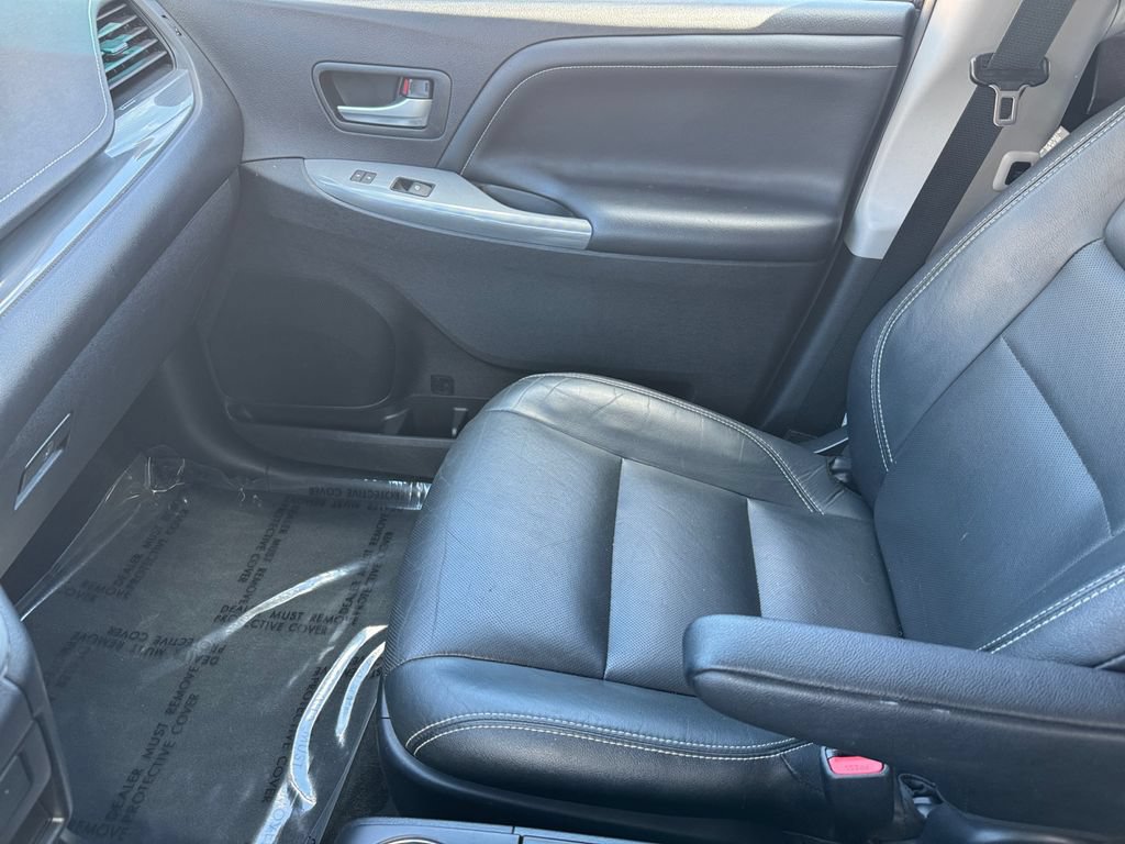 Used 2015 Toyota Sienna SE FWD image 30