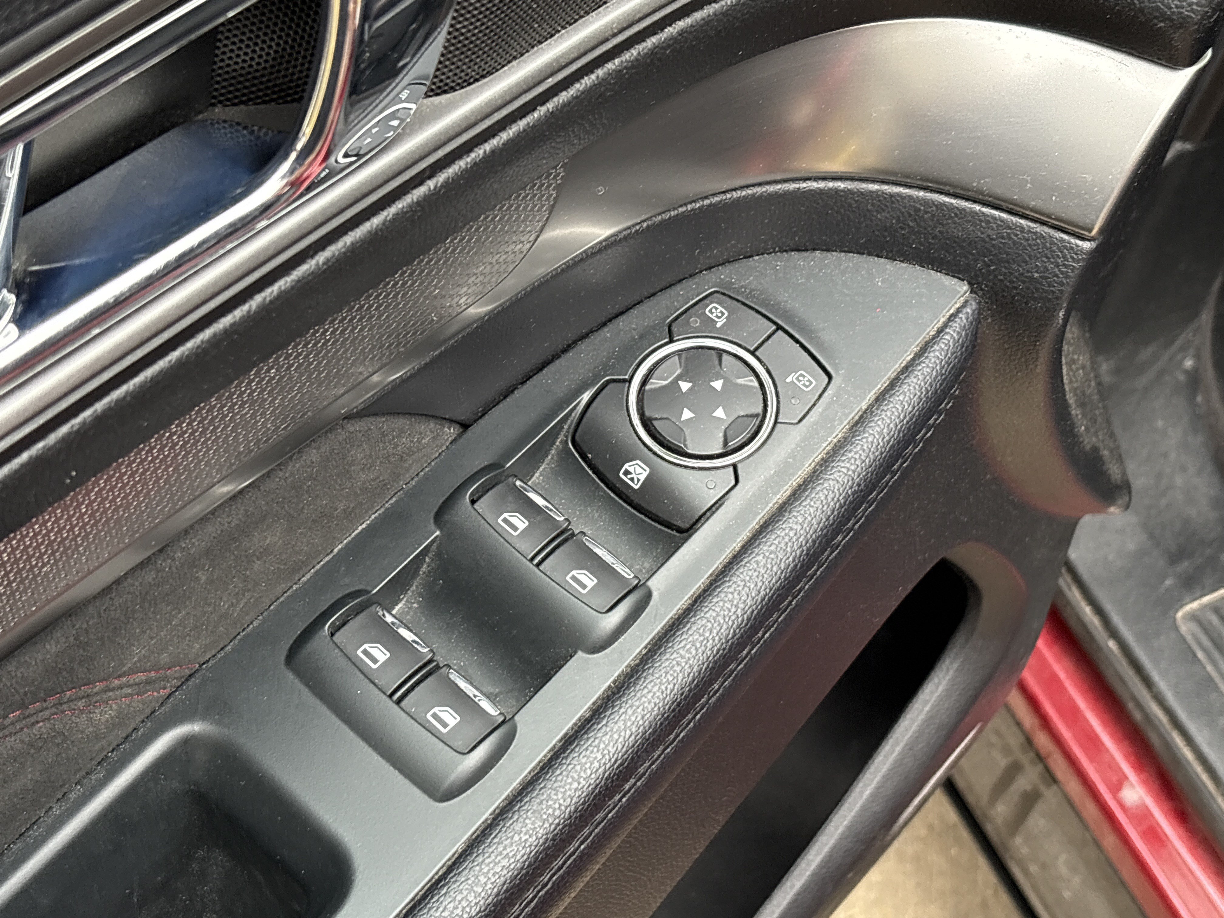 Used 2018 Ford Explorer XLT w/ Equipment Group 202A FWD image 15
