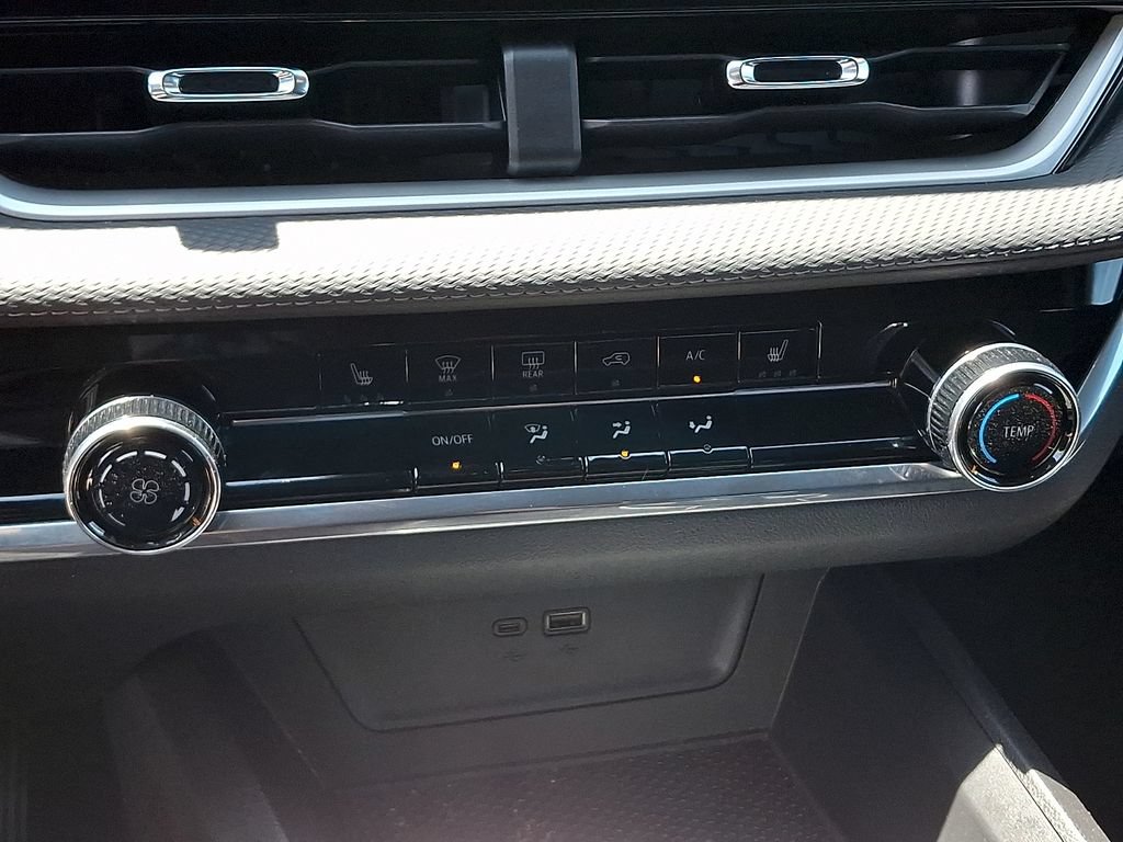Used 2025 Chevrolet Equinox LT FWD image 15