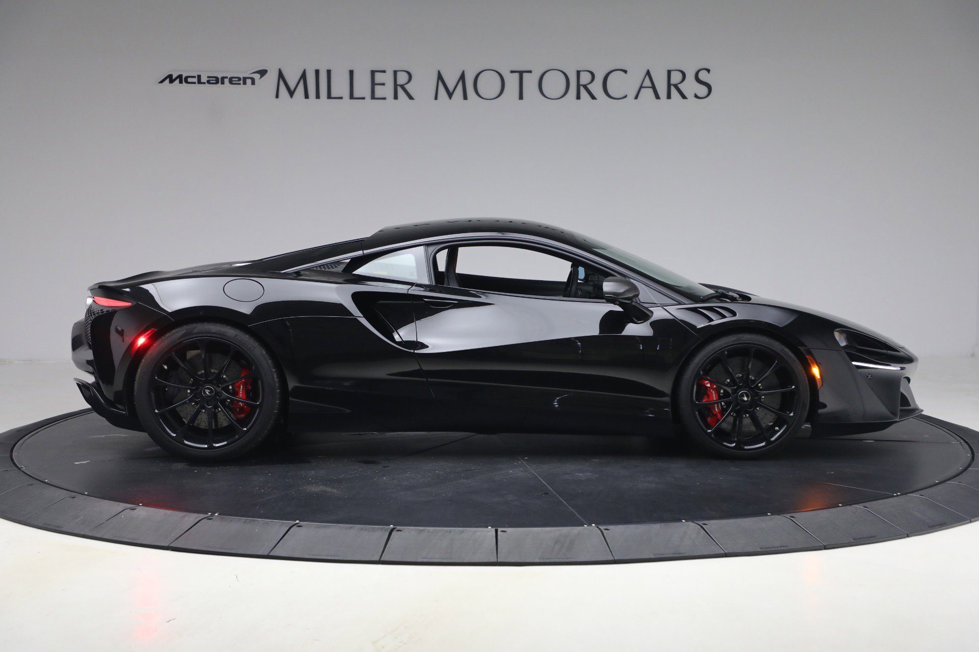 Used 2024 McLaren Artura RWD image 9