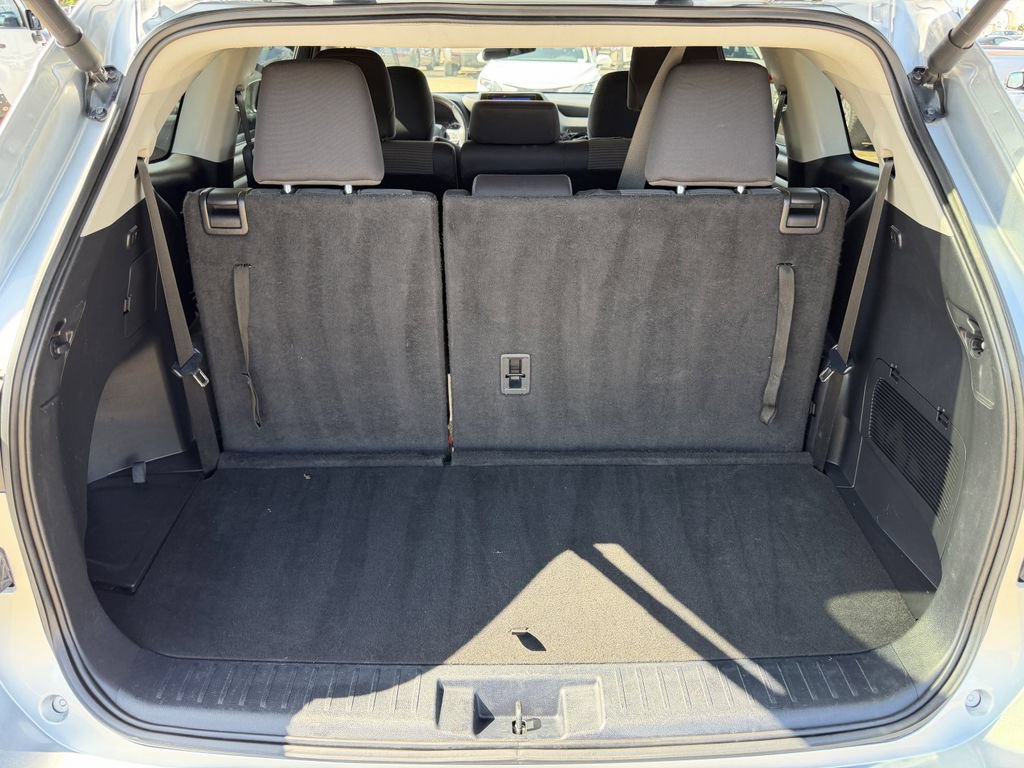Used 2024 Toyota Highlander LE FWD image 30
