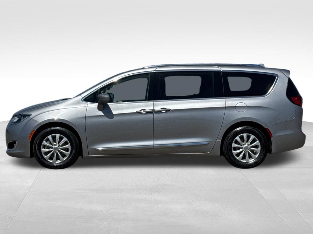 Used 2018 Chrysler Pacifica Touring-L Plus FWD image 2
