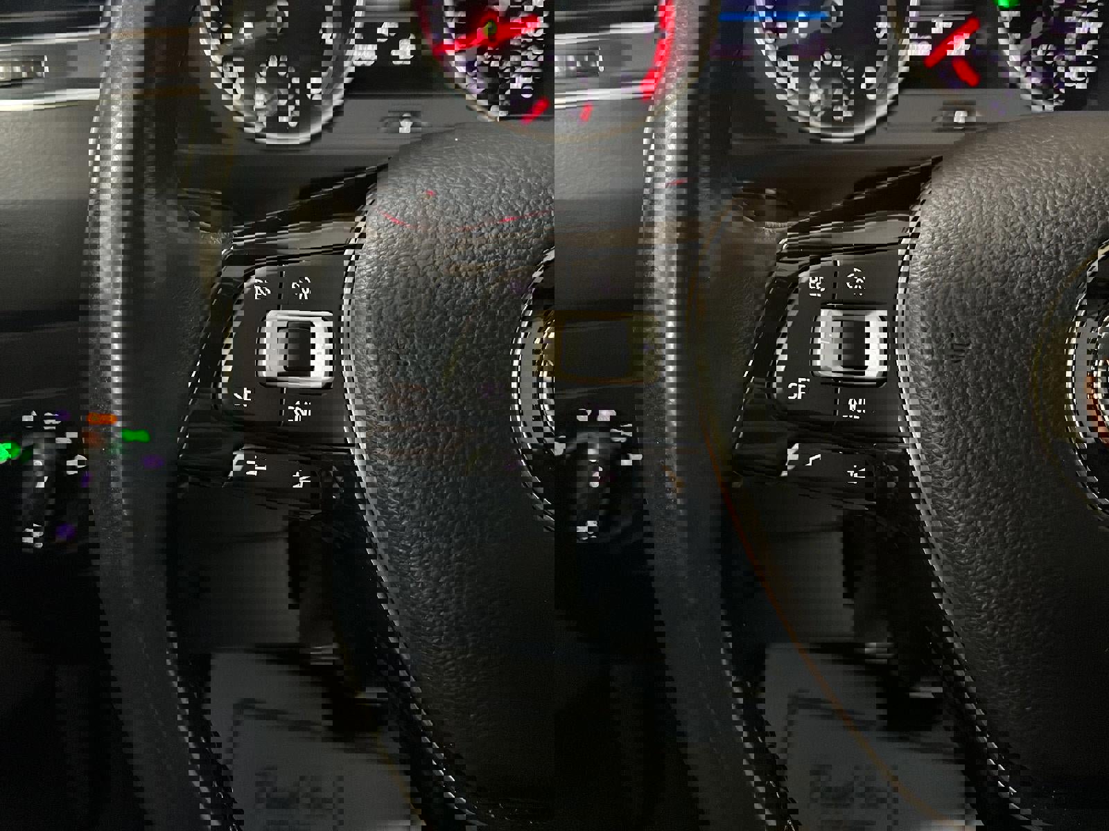 Used 2018 Volkswagen Tiguan SE image 18