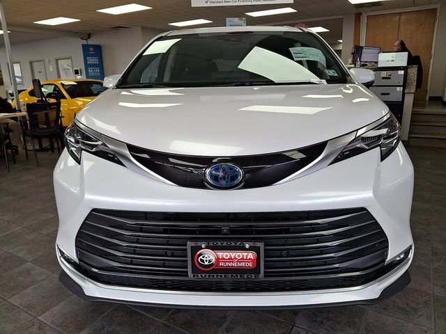 Used 2024 Toyota Sienna Platinum image 2