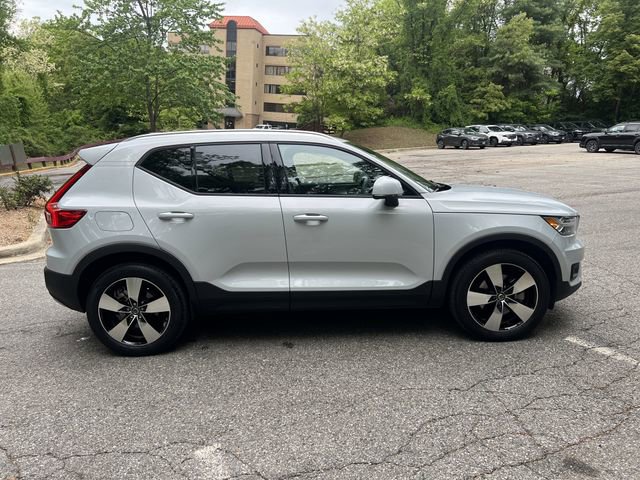 Used 2021 Volvo XC40 T5 Momentum w/ Premium Package AWD/4WD image 2