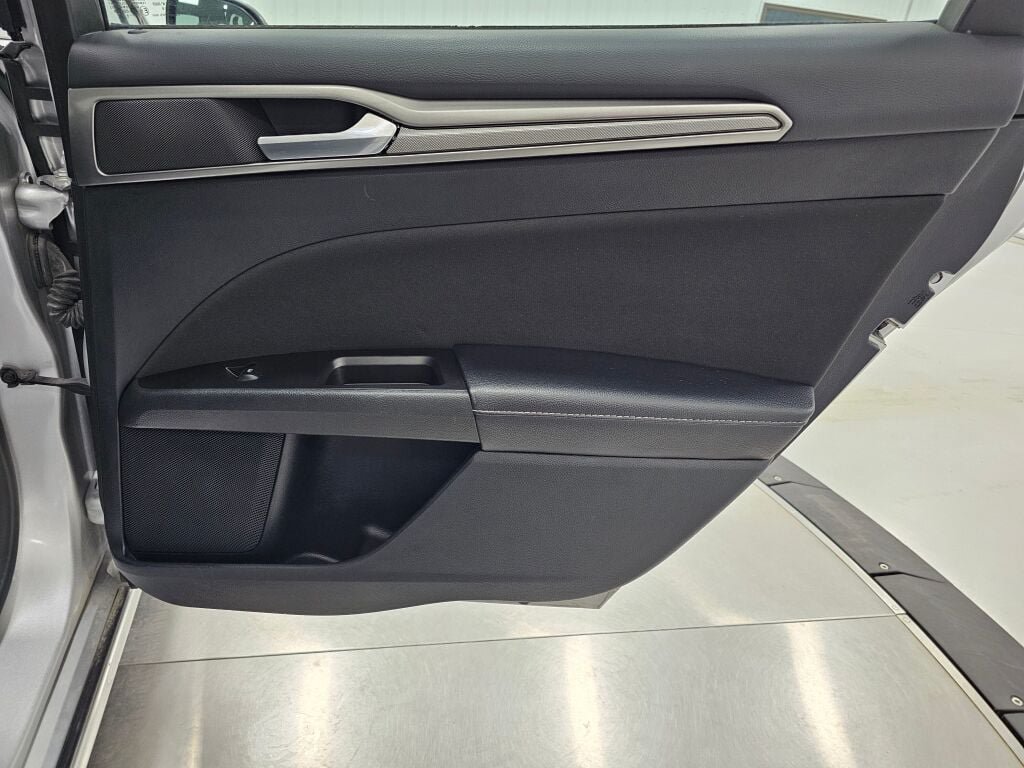 Used 2017 Ford Fusion SE w/ Fusion SE Technology Package FWD image 29