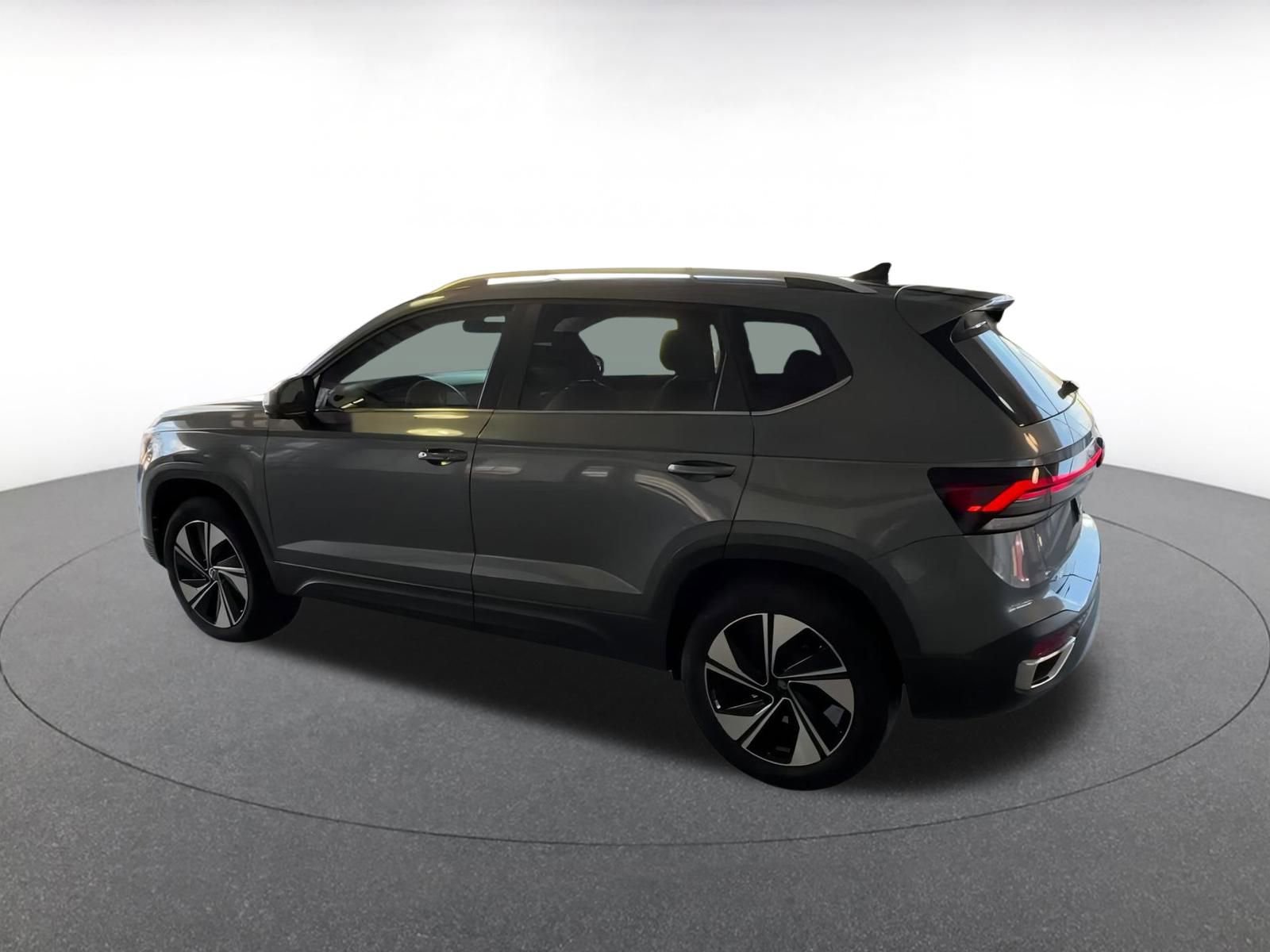 Used 2025 Volkswagen Taos SE image 11