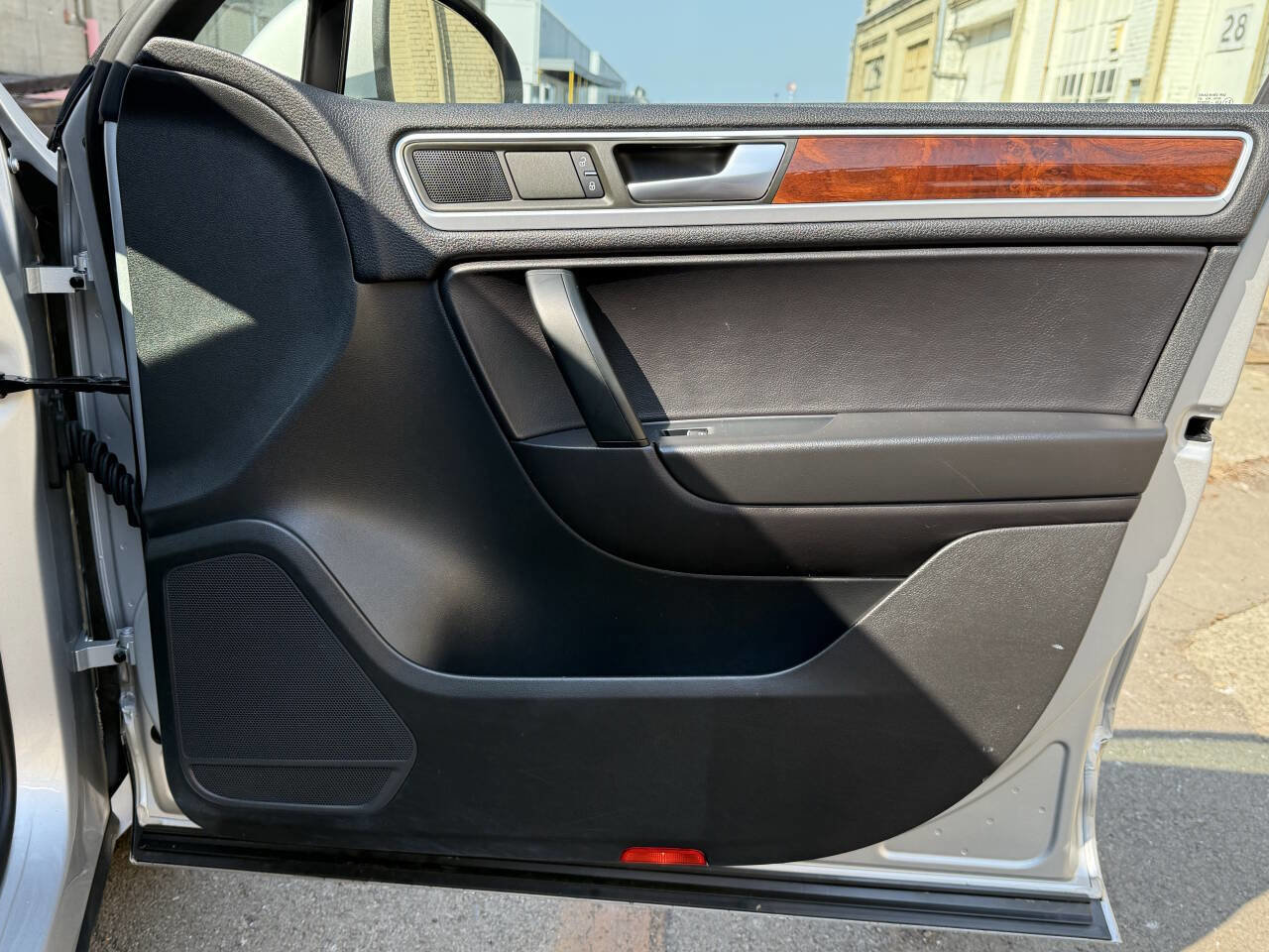 Used 2012 Volkswagen Touareg Sport image 11