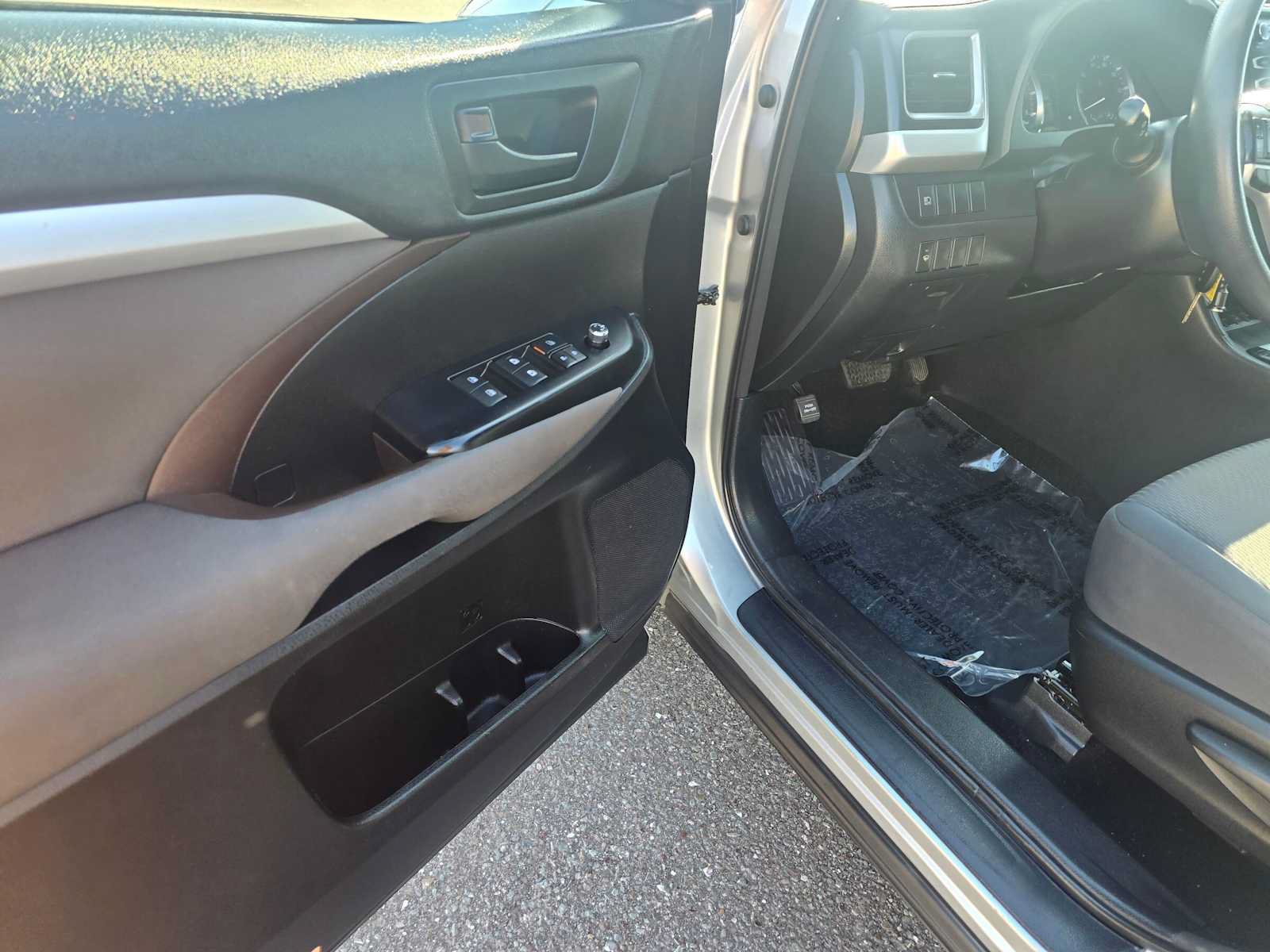 Used 2017 Toyota Highlander LE AWD/4WD image 21