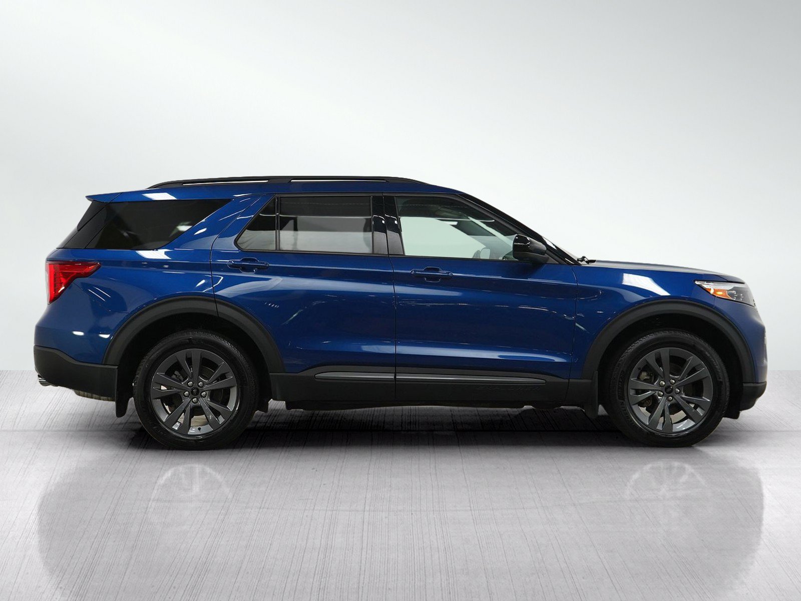 Used 2023 Ford Explorer XLT w/ XLT Sport Appearance Package AWD/4WD image 7