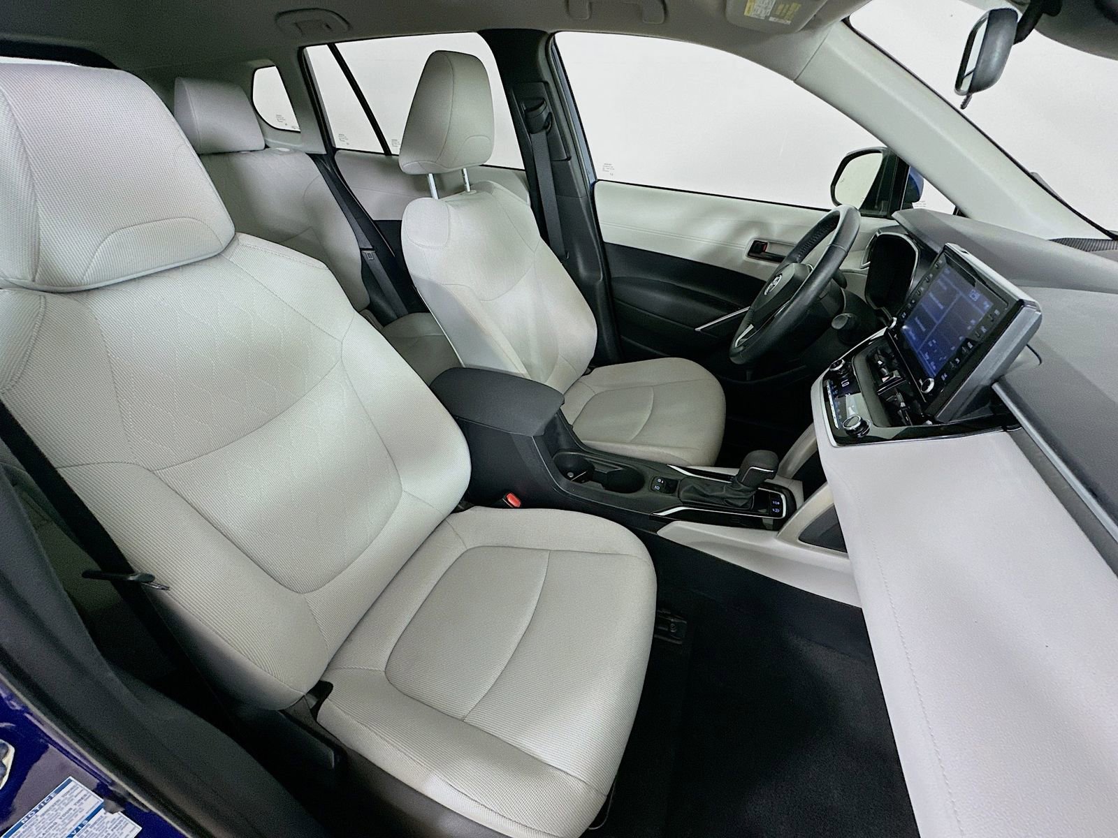Used 2022 Toyota Corolla Cross LE AWD/4WD image 42