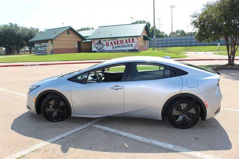 Used 2024 Toyota Prius LE FWD image 2