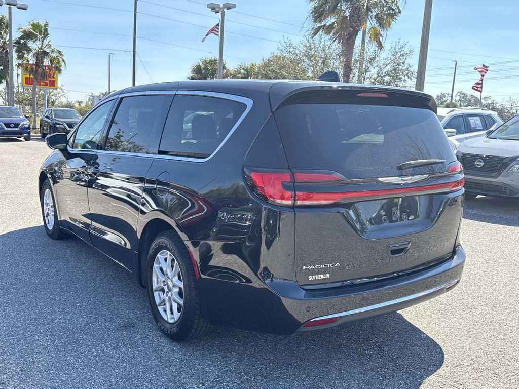 Used 2023 Chrysler Pacifica Touring-L FWD image 6