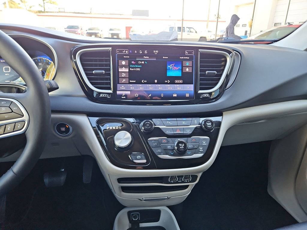 Used 2024 Chrysler Pacifica Touring-L image 15