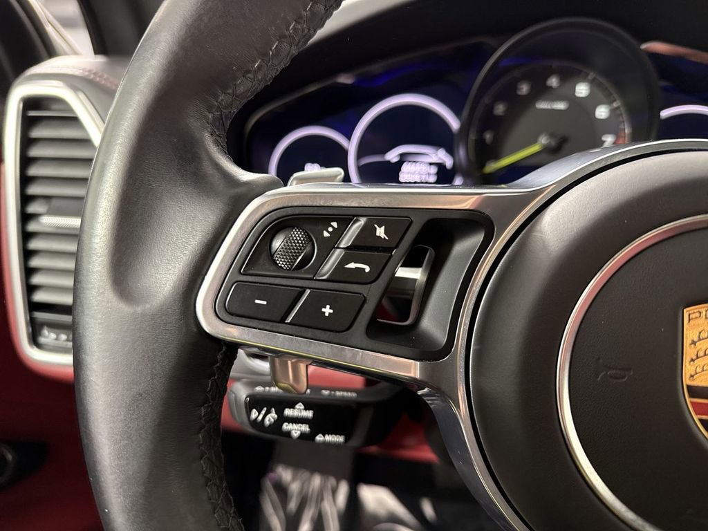 Certified 2022 Porsche Cayenne Platinum Edition image 38