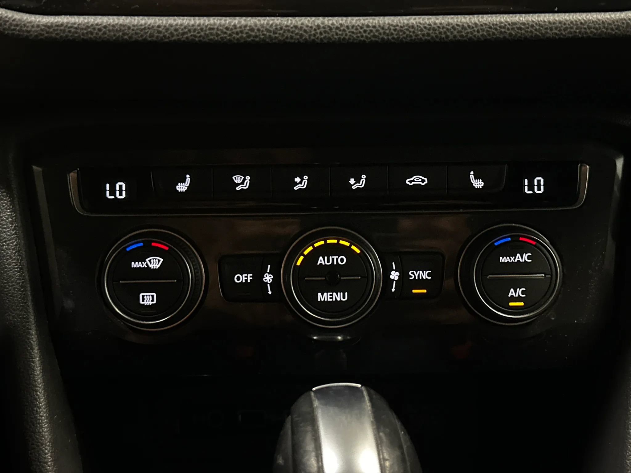 Used 2018 Volkswagen Tiguan SE AWD/4WD image 41